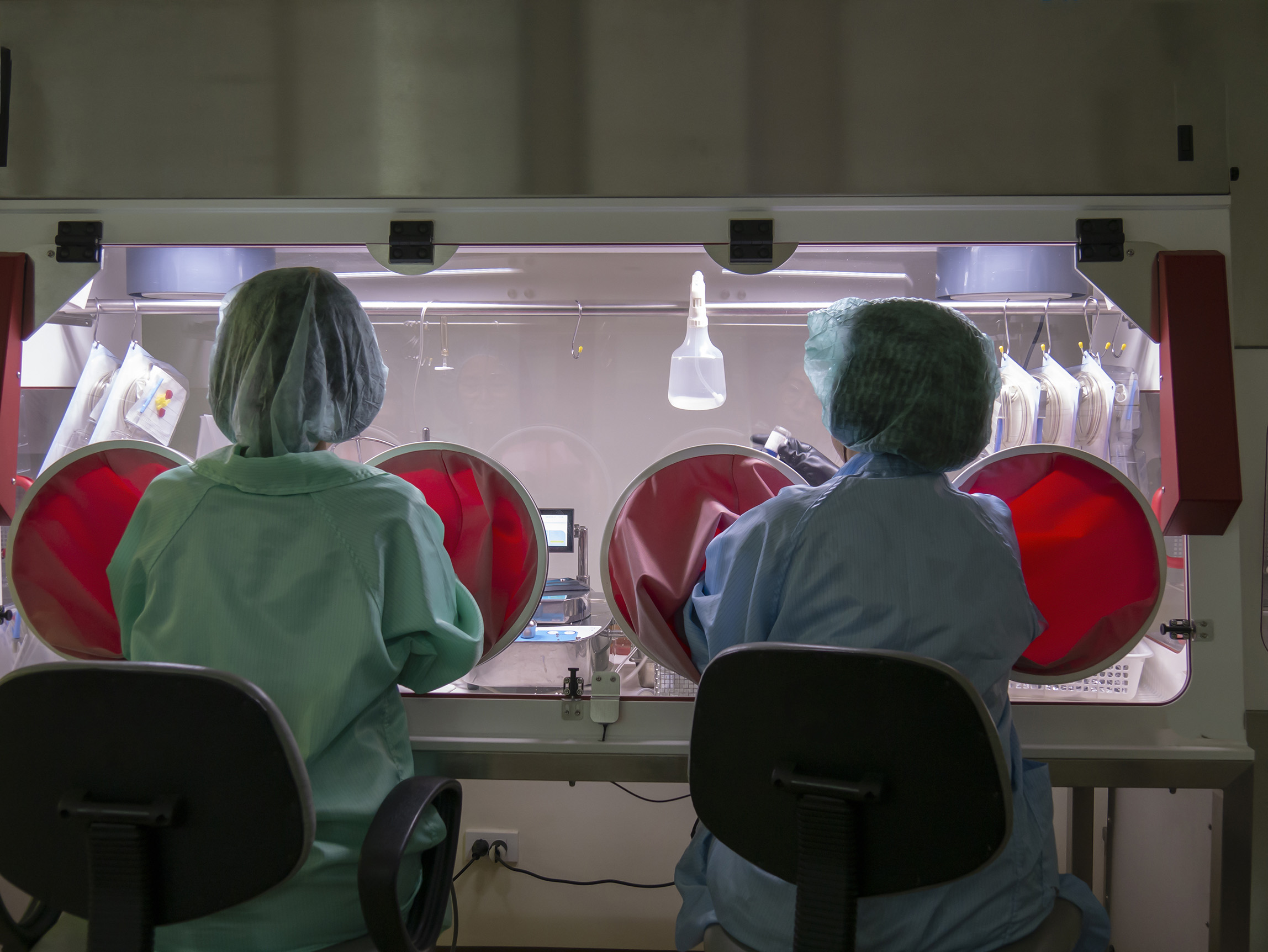 pharmaceutical isolator